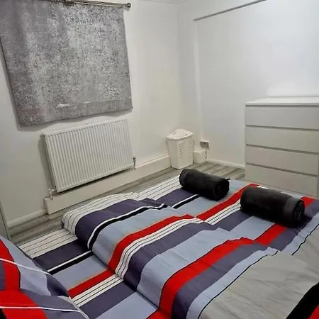 Newly Fitted 2 Bedroom Battersea Flat London Exterior photo