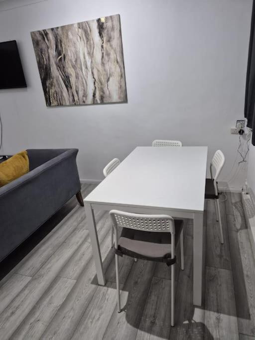 Апартаменты Newly Fitted 2 Bedroom Battersea Flat *
