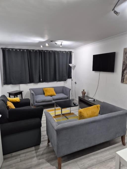 Newly Fitted 2 Bedroom Battersea Flat Апартаменты