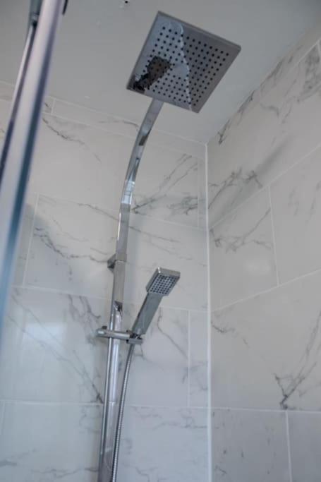 Newly Fitted 2 Bedroom Battersea Flat Апартаменты