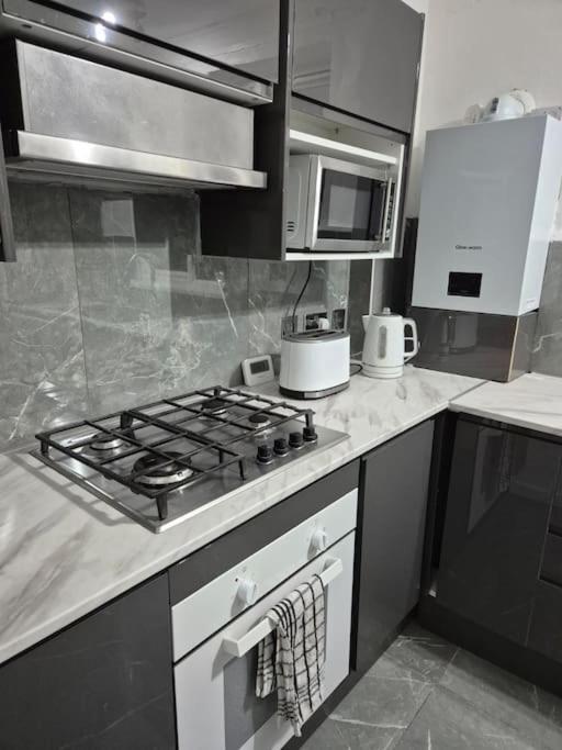 Newly Fitted 2 Bedroom Battersea Flat Апартаменты Лондон