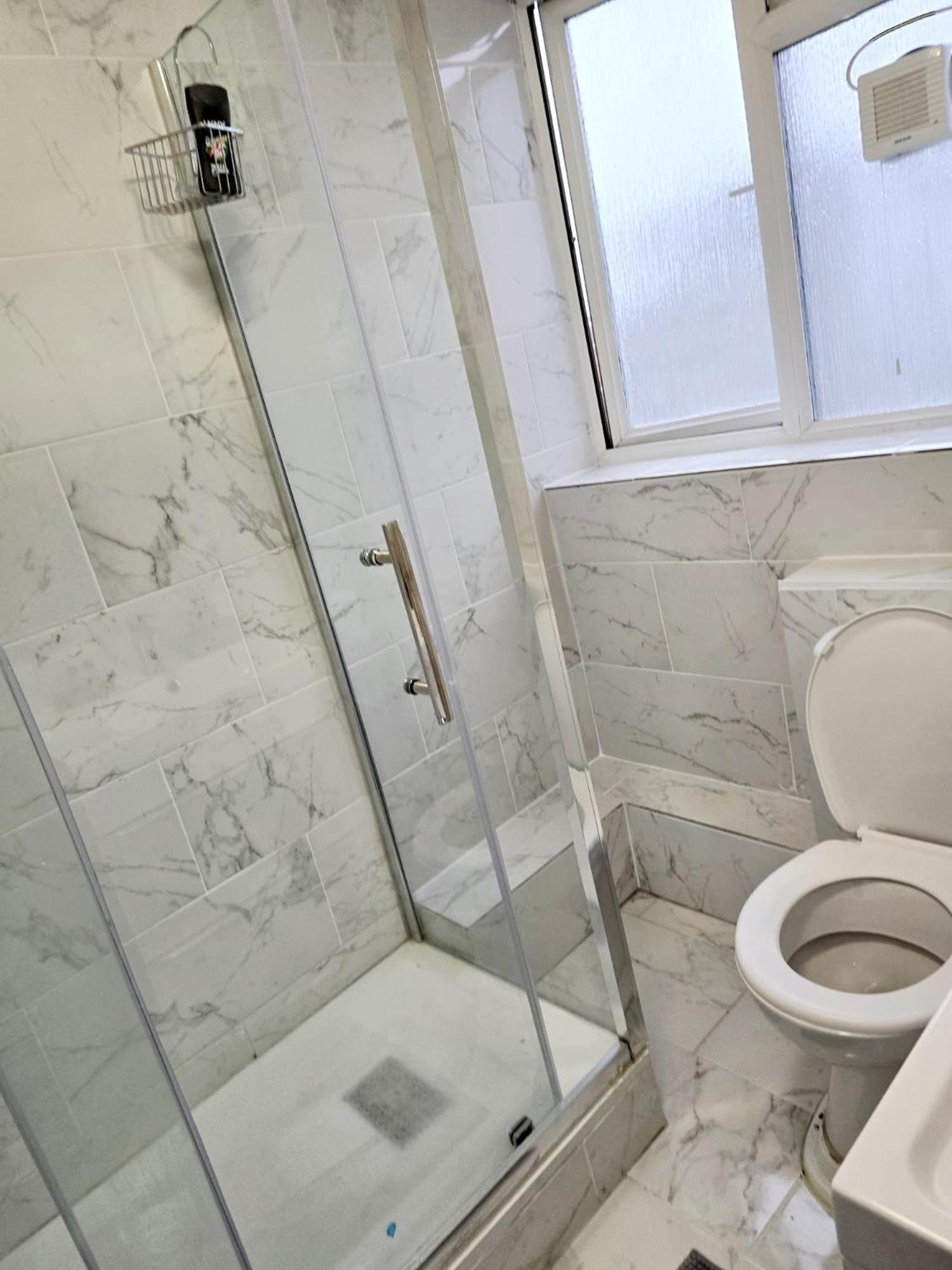 Newly Fitted 2 Bedroom Battersea Flat Апартаменты