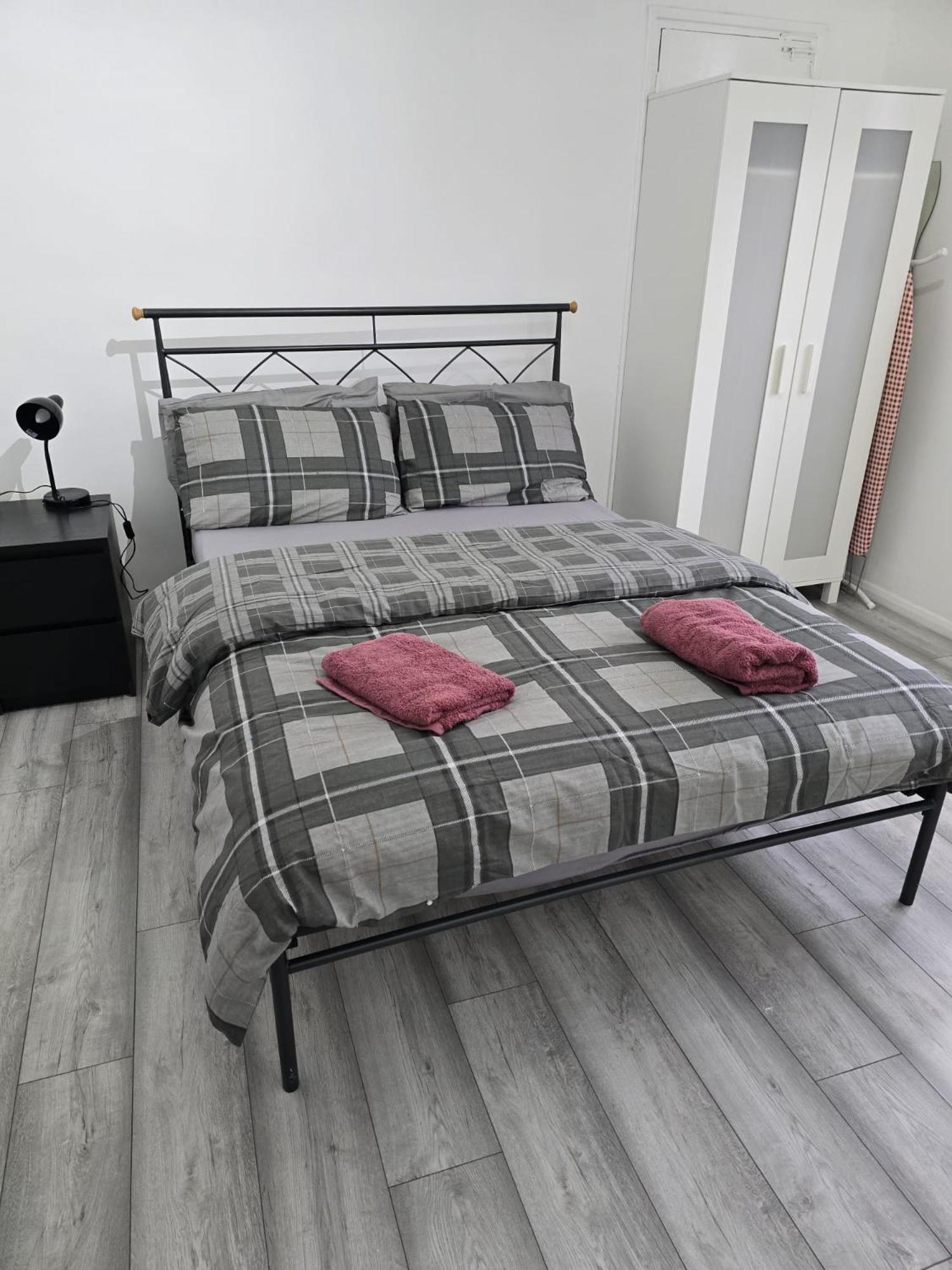 Newly Fitted 2 Bedroom Battersea Flat * Лондон
